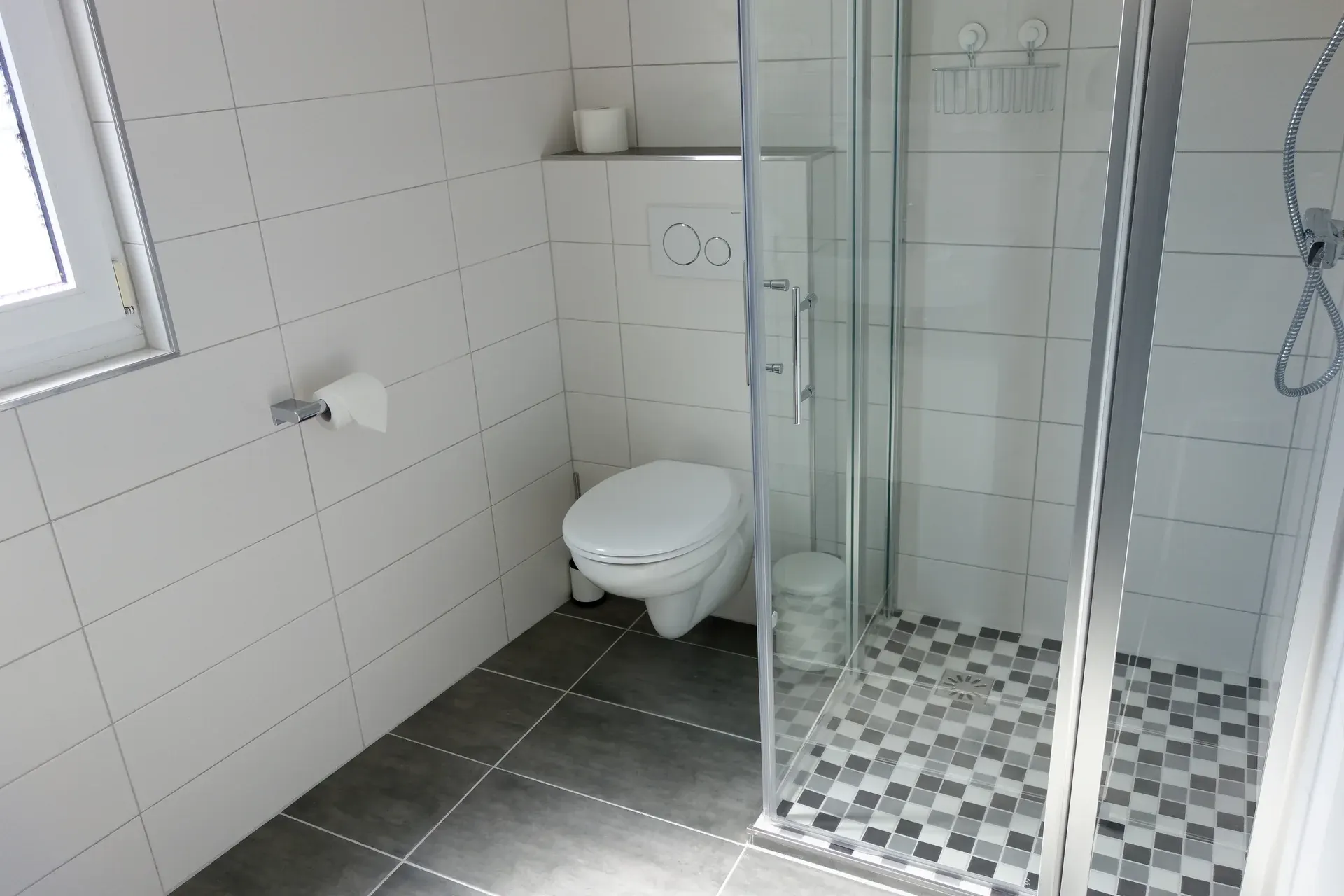 Badezimmer des Familienbereichs mit Dusche und Waschbecken