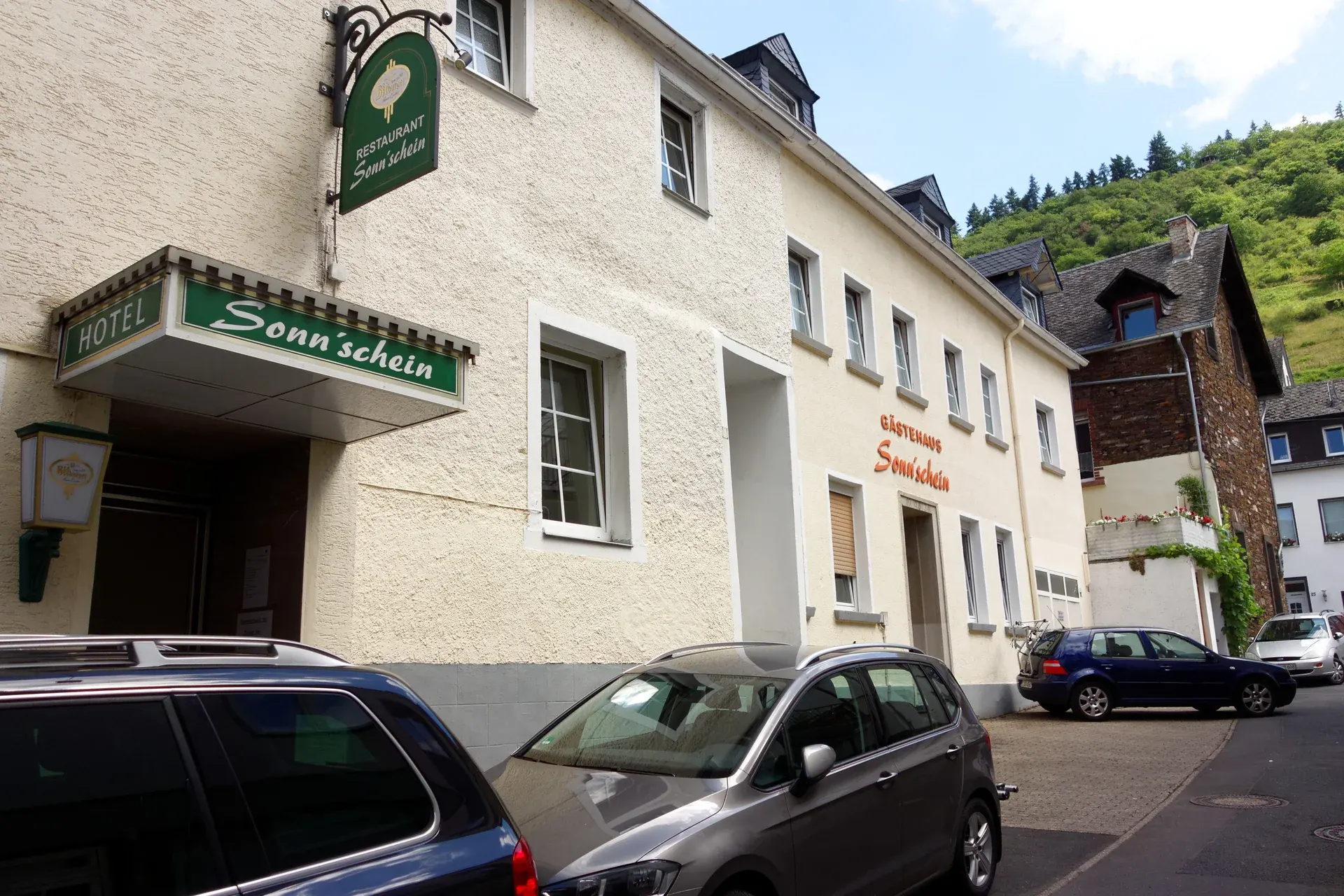Seitenansicht des verbundenen Gebäudekomplexes