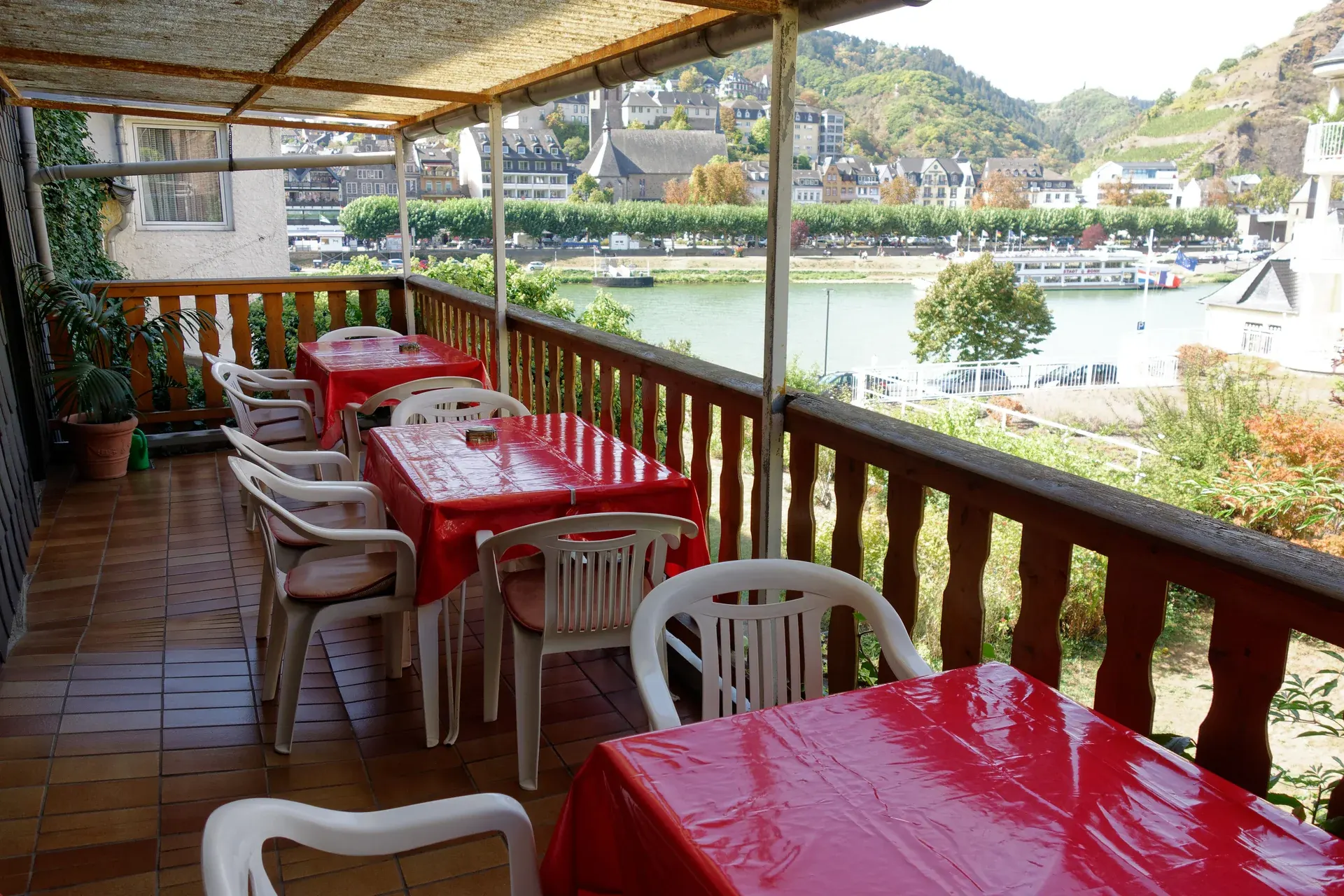 Gemeinschaftlicher Außenbereich im Gästehaus mit Blick zur Mosel