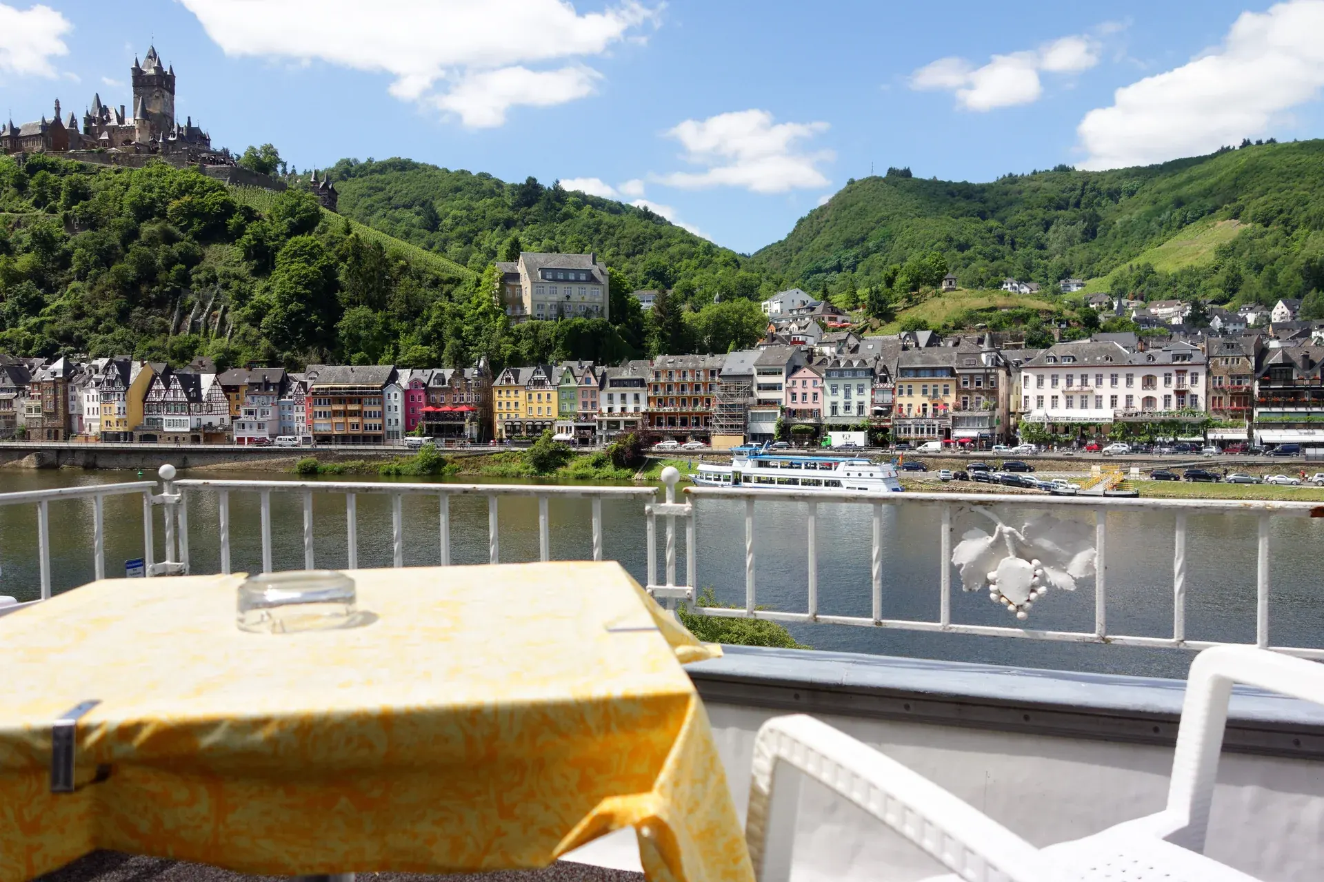 Blick vom Haus auf die Mosel, Cochem und die Reichsburg