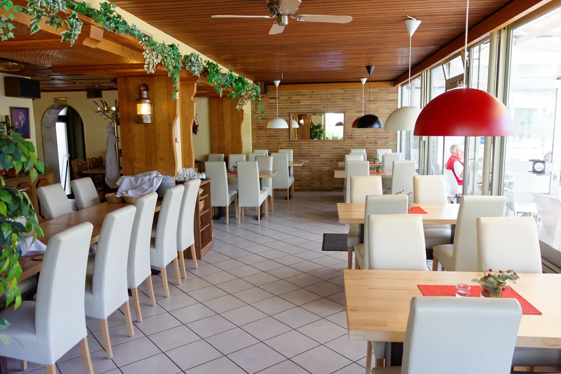 Seitlicher Blick durch das eingerichtete Restaurant